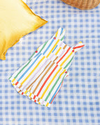 Rainbow stripe overall flatlay op picknickkleed