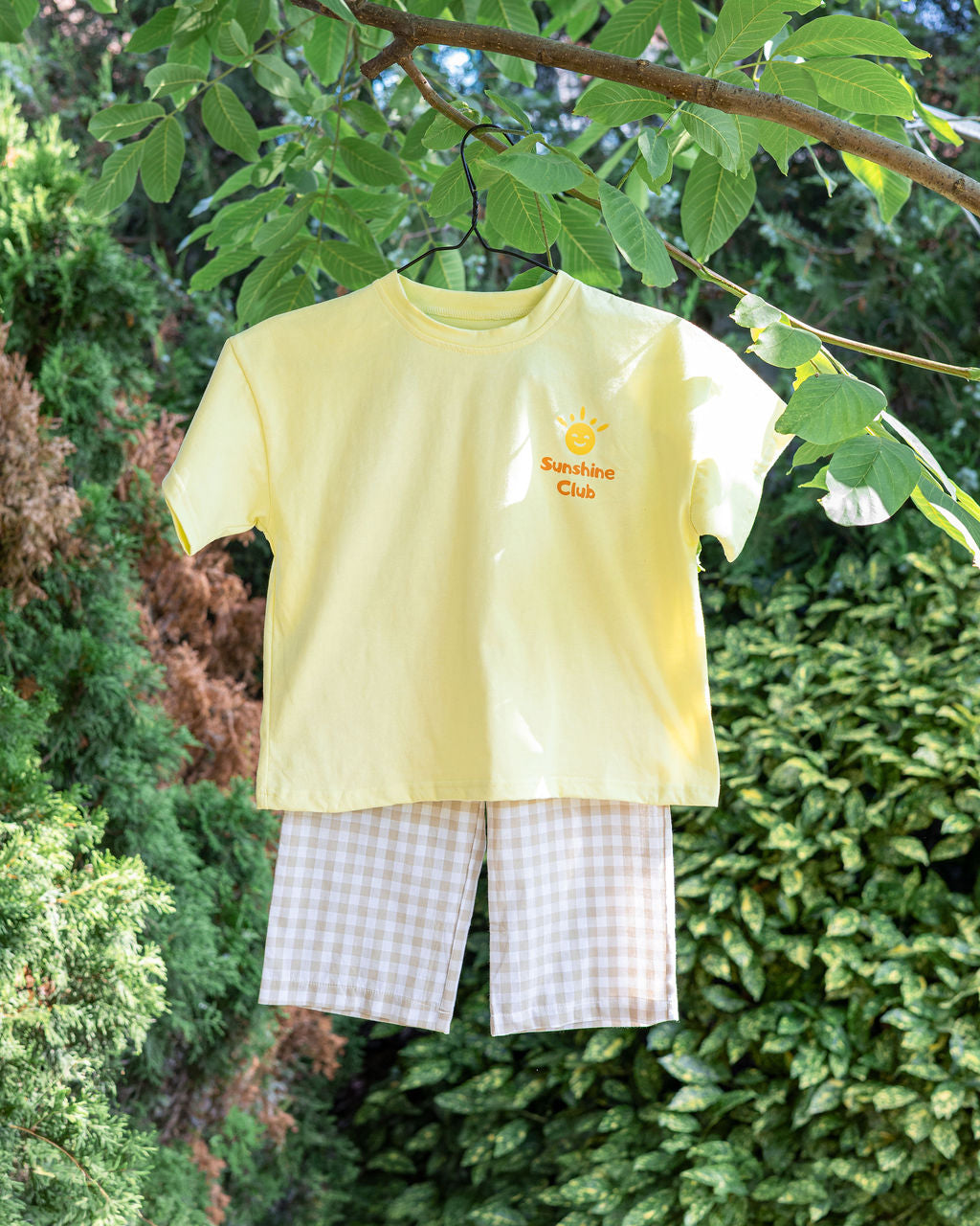Sunshine club tee met beige gingham aan hanger