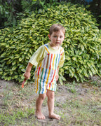 Jongen in rainbow stripe overall met gele tee