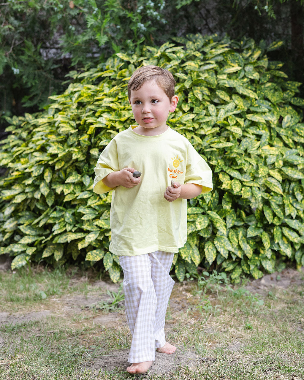 Jongen in beige gingham pants met sunshine club tee